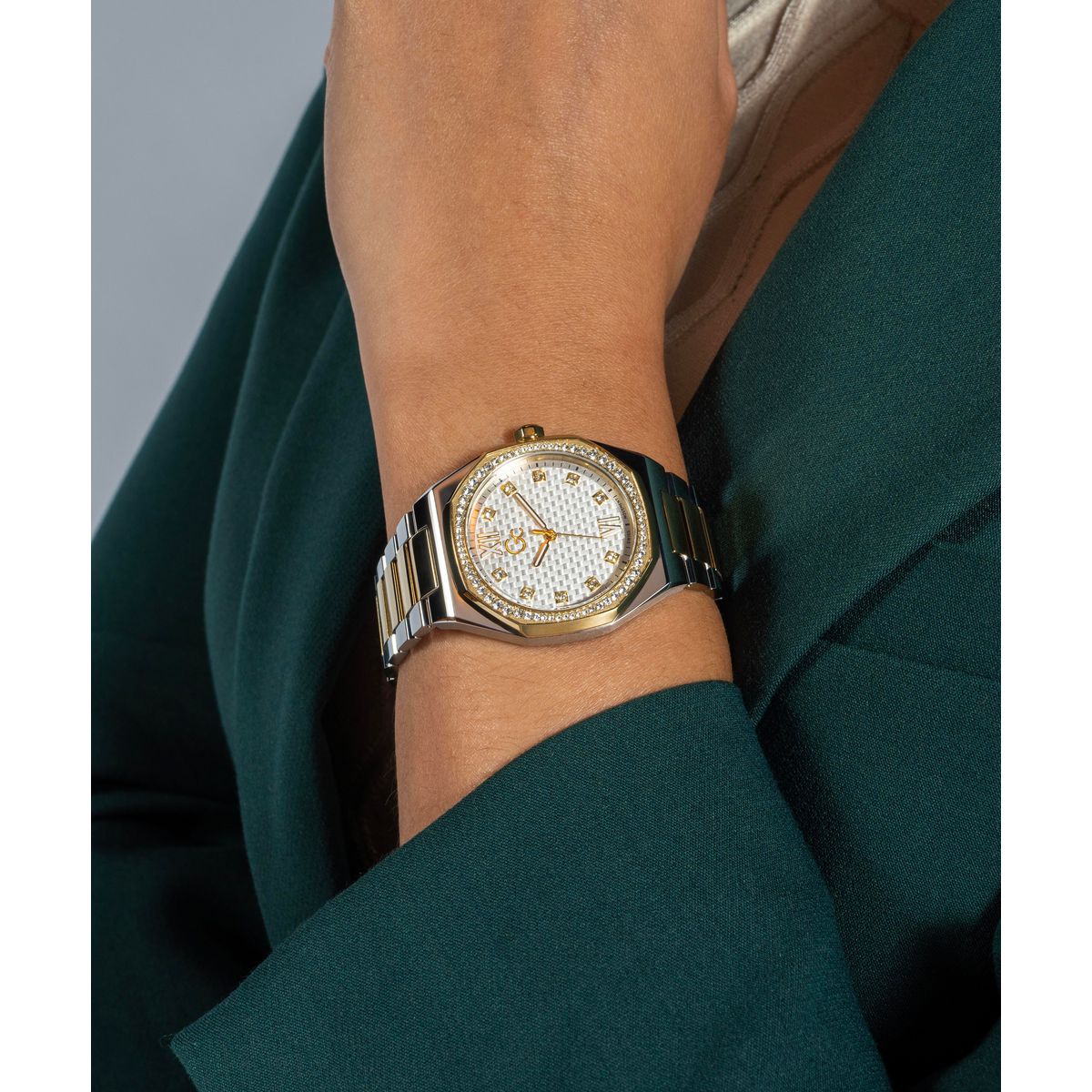 Guess Collection Sportchic Women 34 mm White Dial Analog Watch Z25002L1MF